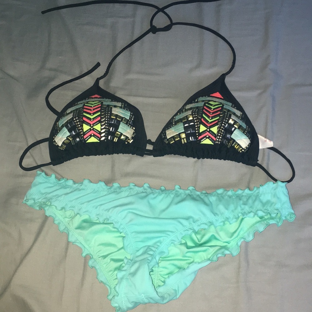 tribal print top w scalloped bottoms